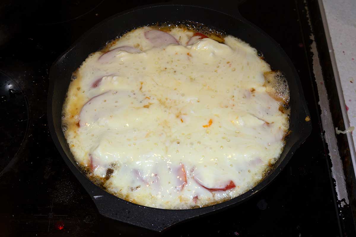 Готовая пицца на сковороде