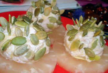 Фото к рецепту Ананасы с курицей, сыром и тыквенными семечками Ананасы с курицей, сыром и тыквенными семечками