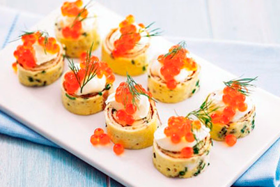 Фото к рецепту Рулетики из омлета с красной икрой Рулетики из омлета с красной икрой