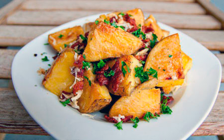 Фото к рецепту Картофель запеченный с беконом Картофель запеченный с беконом