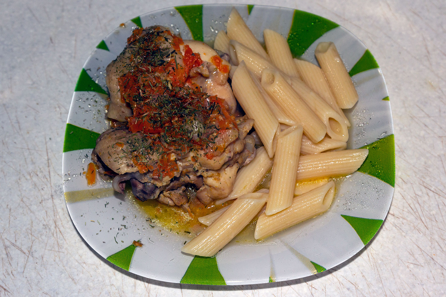 Фото к рецепту Курица, тушенная с луком и морковью Курица, тушенная с луком и морковью