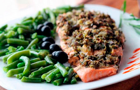 Филе лосося с оливками на пару