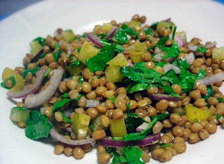 Салат из гороха и соленых огурцов