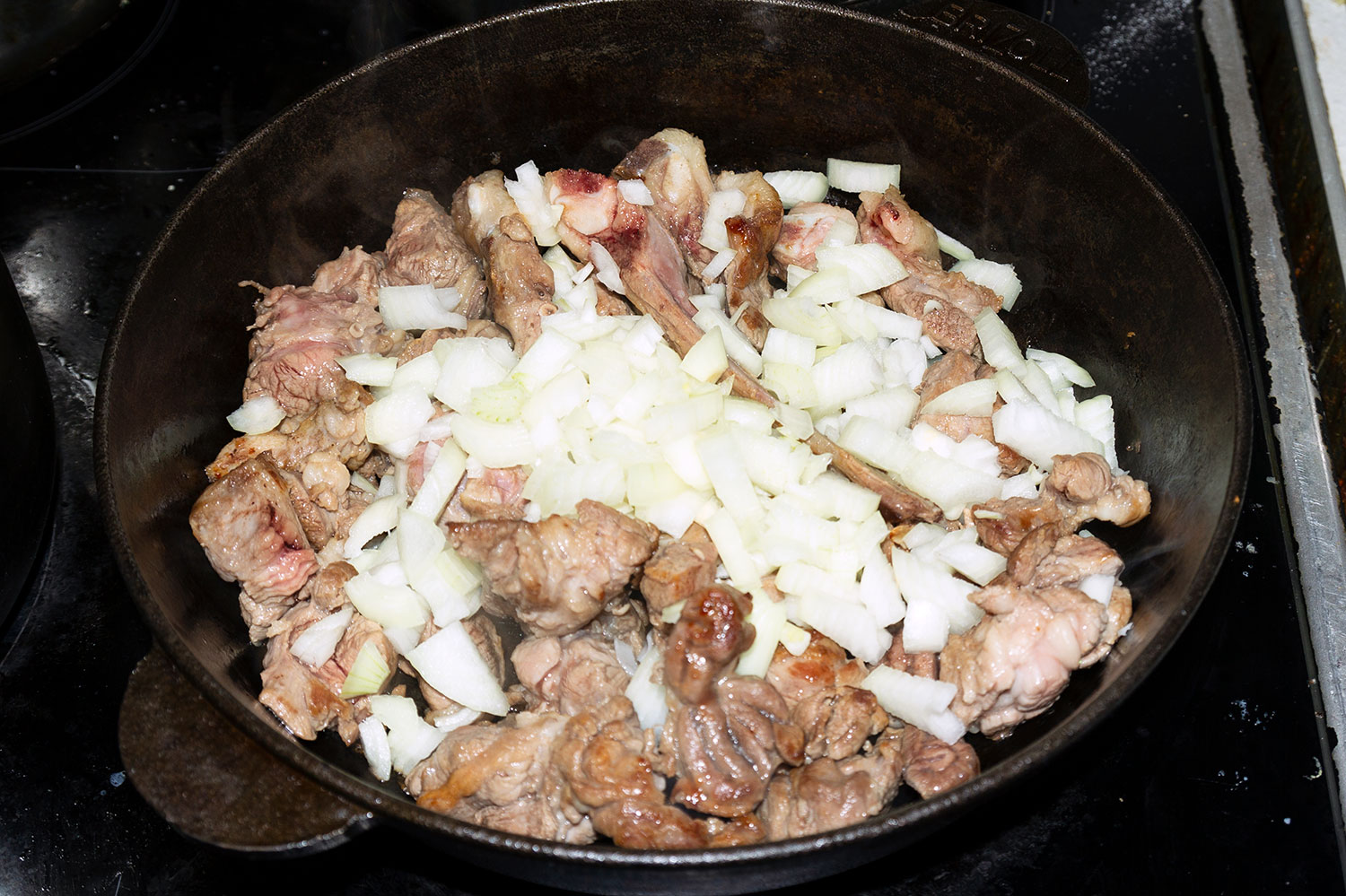 Обжарить мясо и добавить к нему лук для рецепта