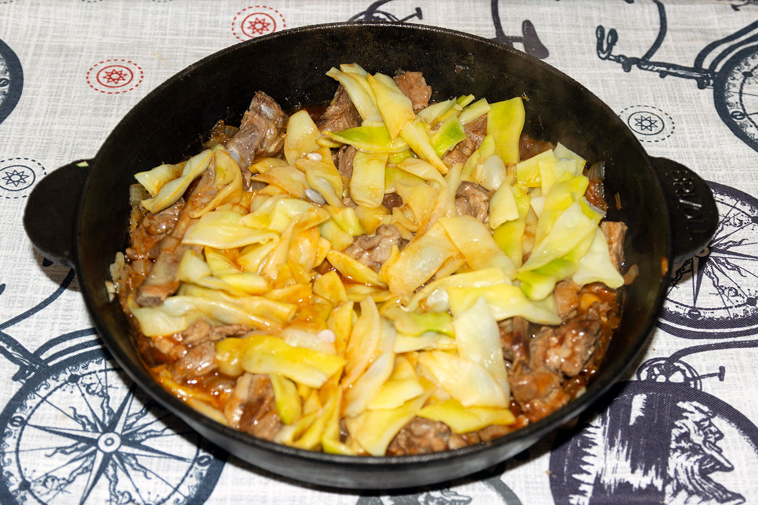 Обжарить мясо и дабавить стручковую фасоль для рецепта