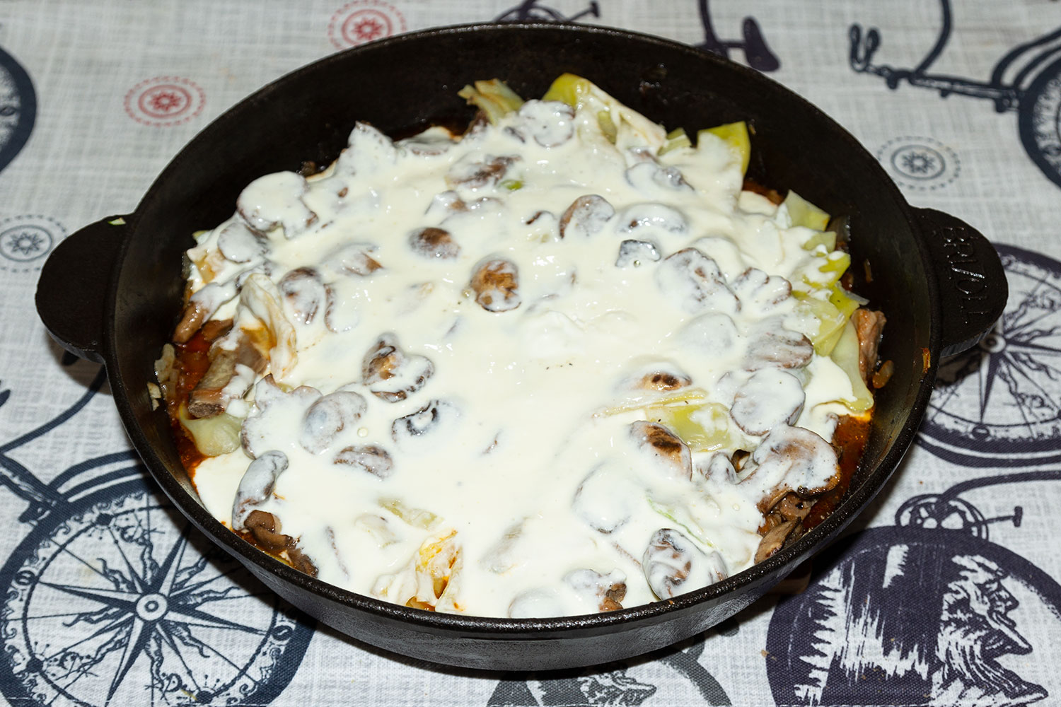 Залить яичной смесью мясо с овощами по рецепту