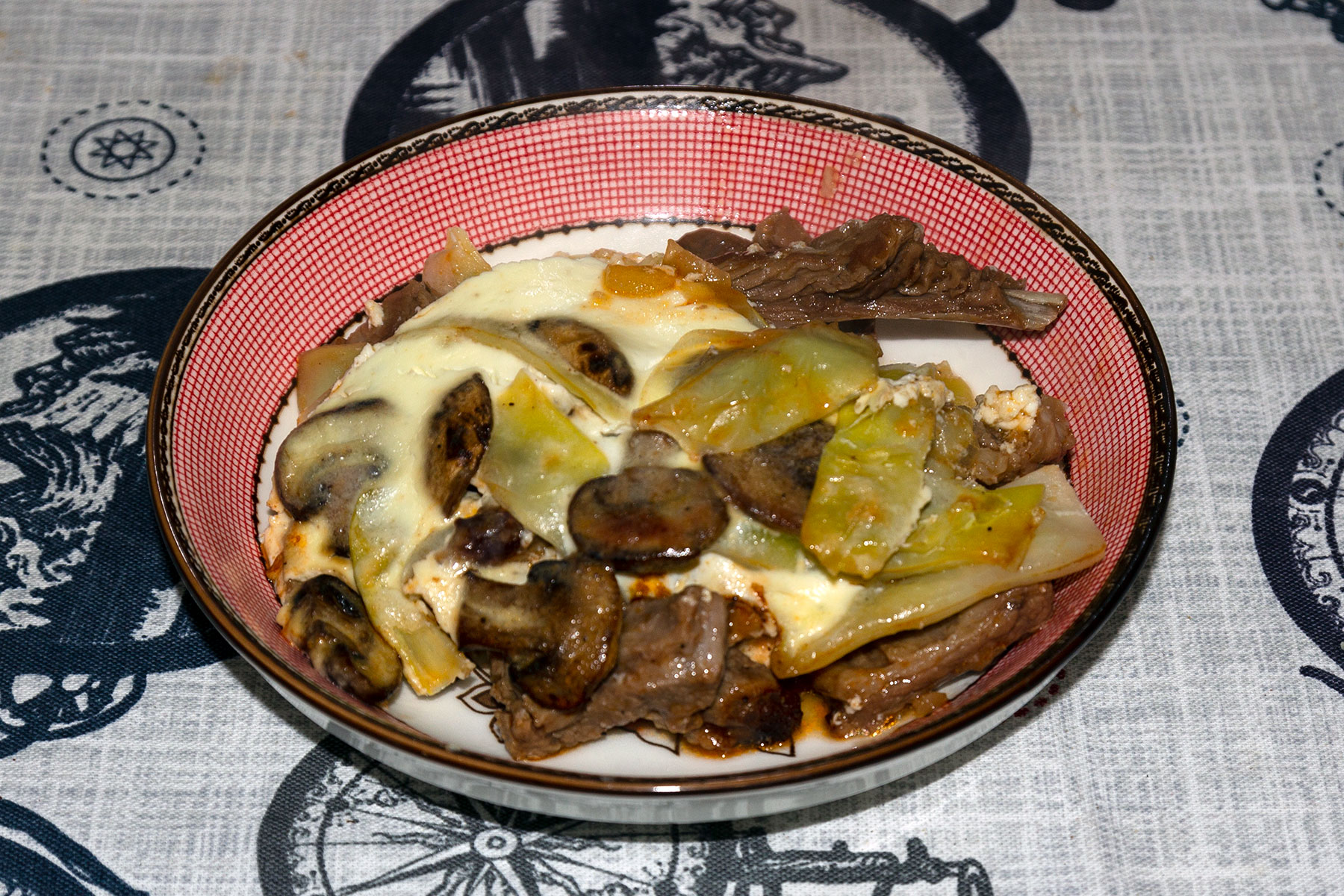 Баранина, запеченная с шампиньонами