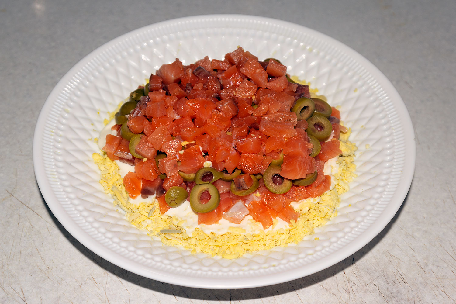 Выложить семгу и оливки на блюдо для рецепта