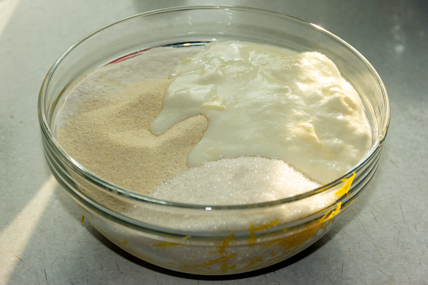 Соединить тыкву, манную крупу, сахар и кефир