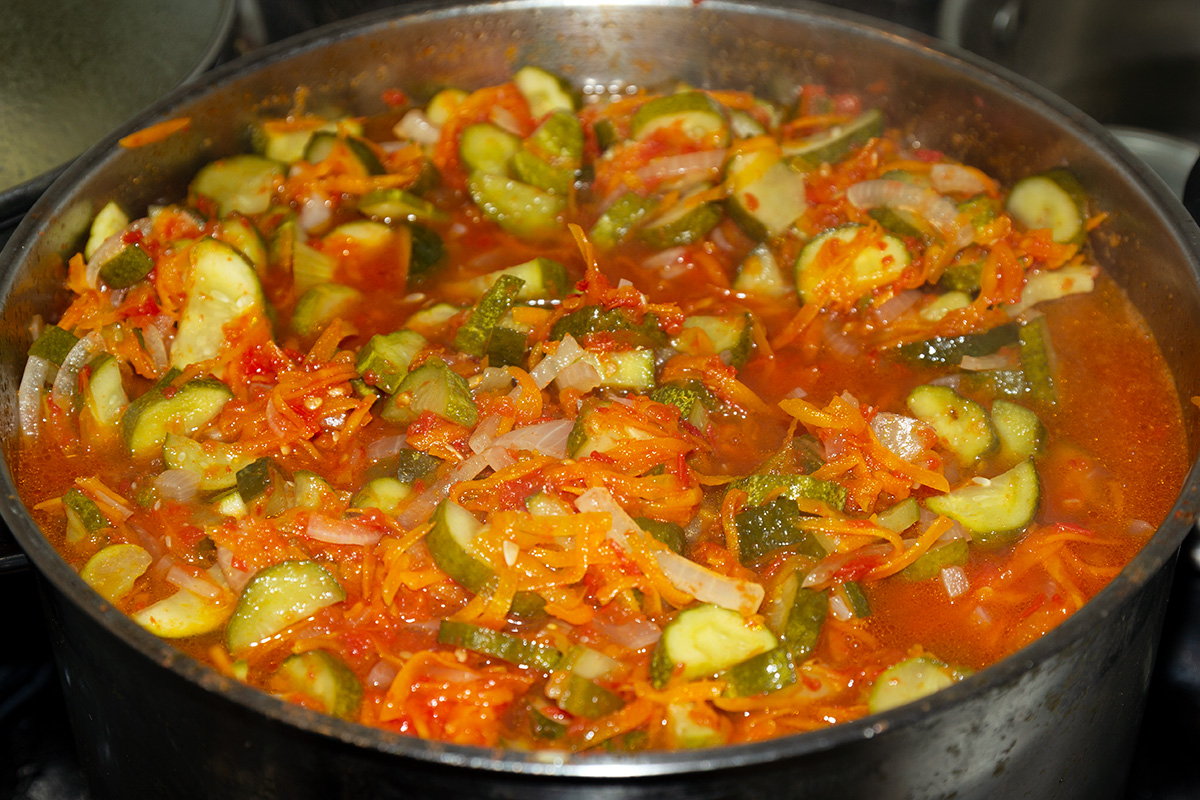 Перемешиваем и ставим на разогретую плиту салат Клавдия