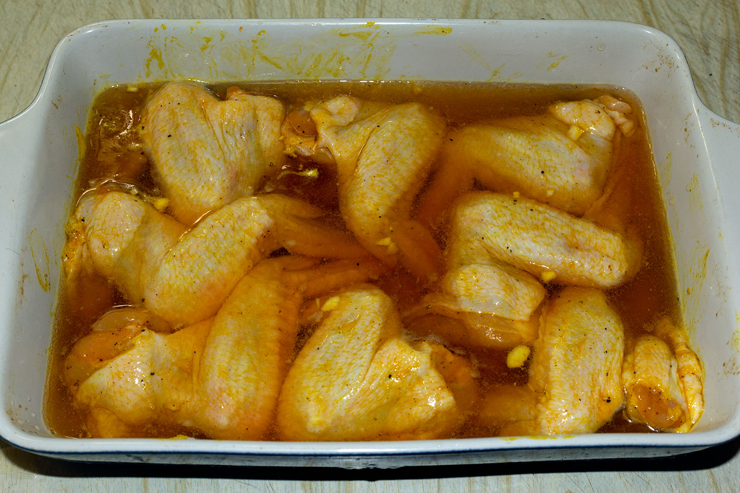 Заливаем крылышки пивом