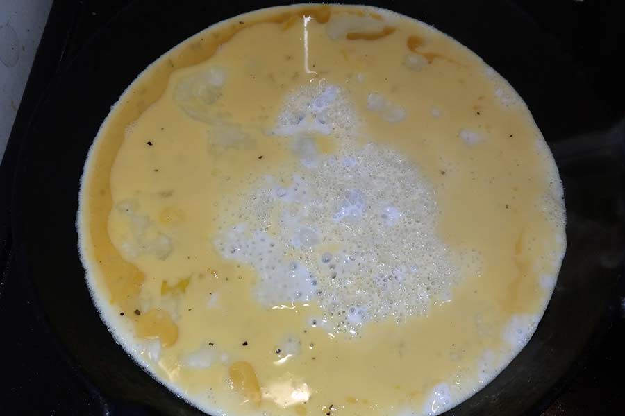 Яйца на сковороде