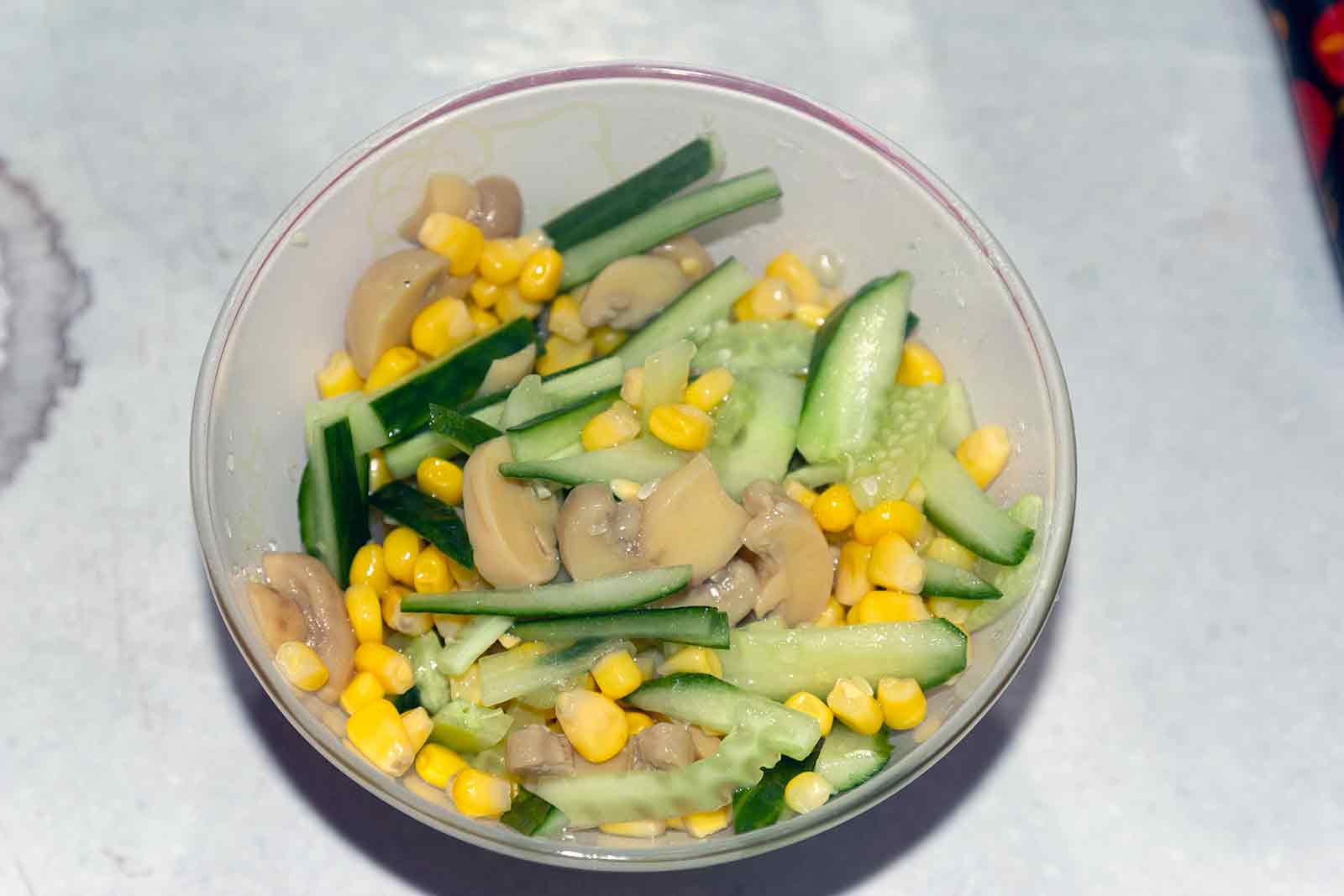 Салат с маринованными шампиньонами