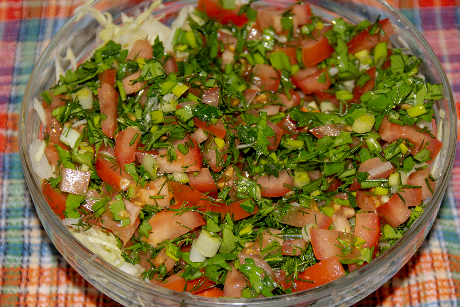 готовый салат украшенный зеленью по рецепту Салат полезный