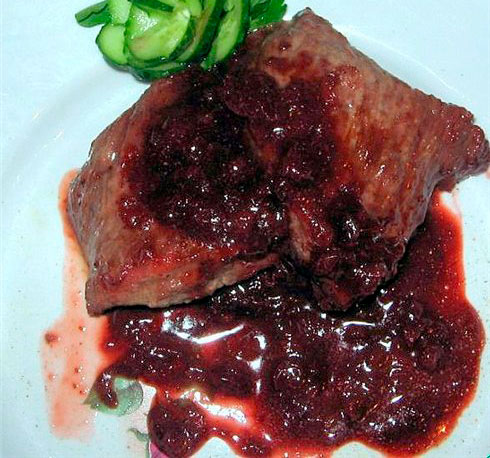 Фото к рецепту Свинина с брусничным соусом Свинина с брусничным соусом