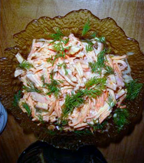 Салат из моркови и колбасы