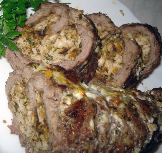 Рулет мясной с яйцом и зеленью