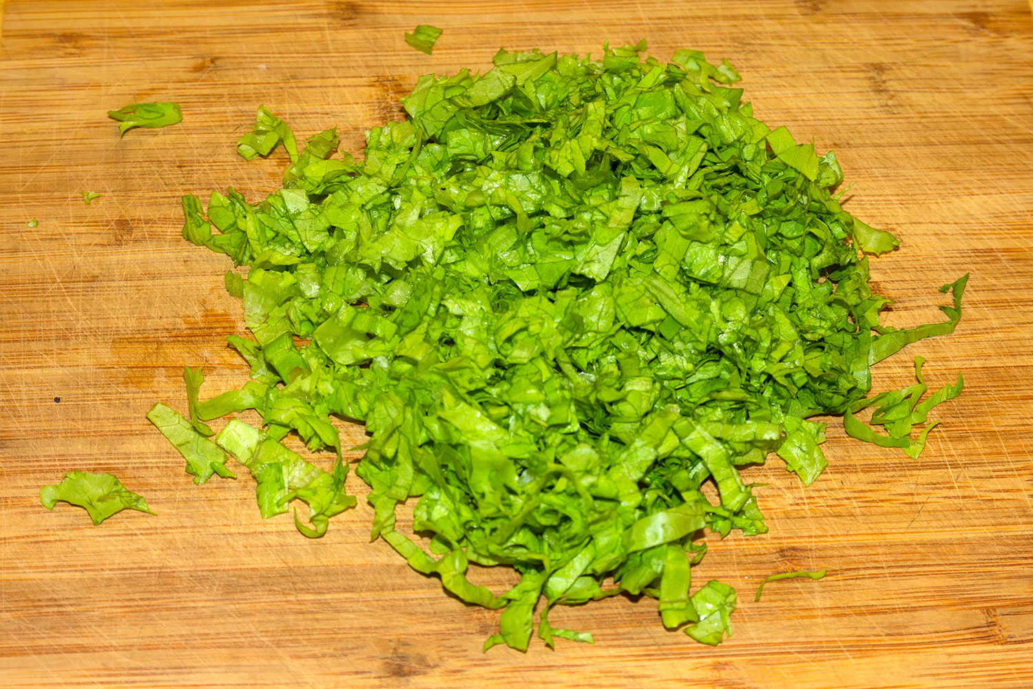 режем зелёный салат