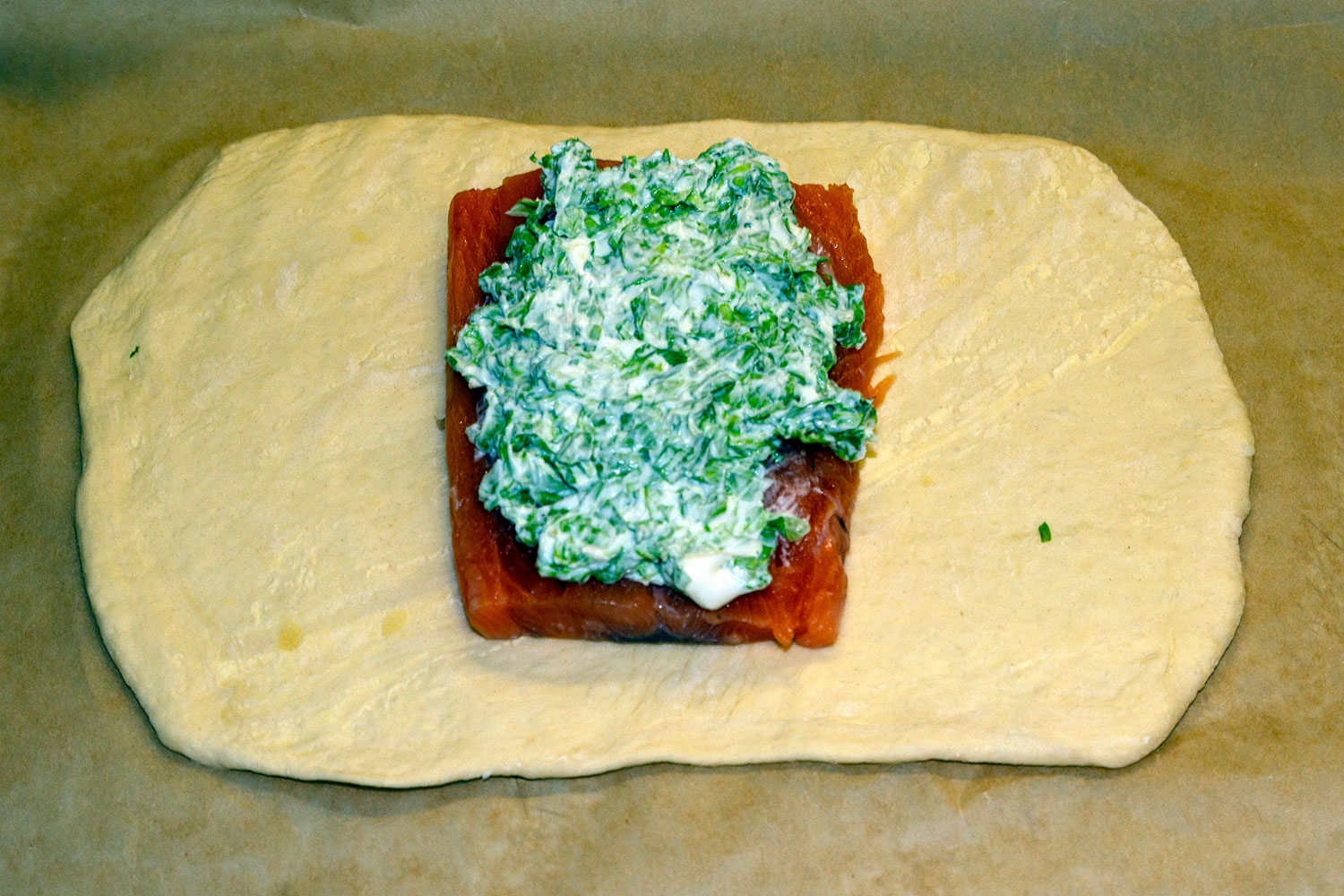 Ложим на тесто сёмгу и творожный сыр с зеленью