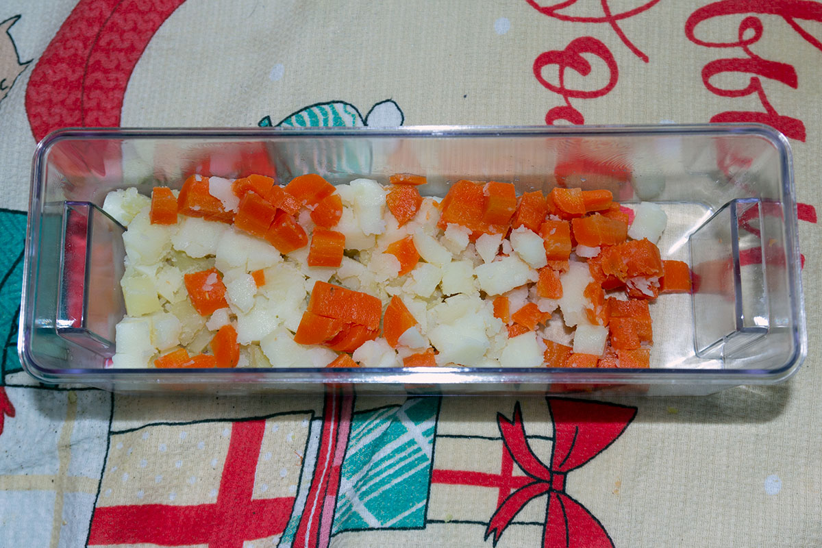 Нарезанная картофель с морковью и чесноком