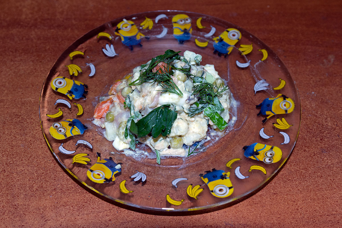 Оливье с креветками и мидиями