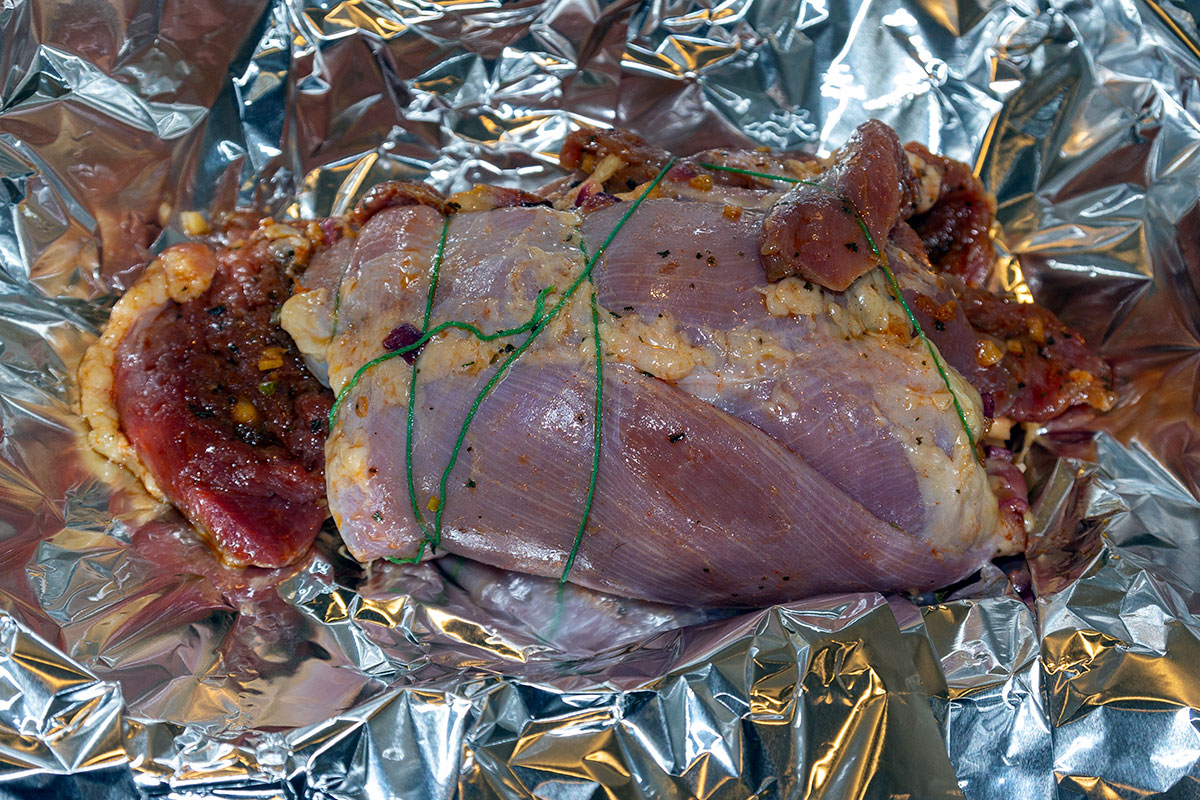 Сворачиваем мясо в рулет