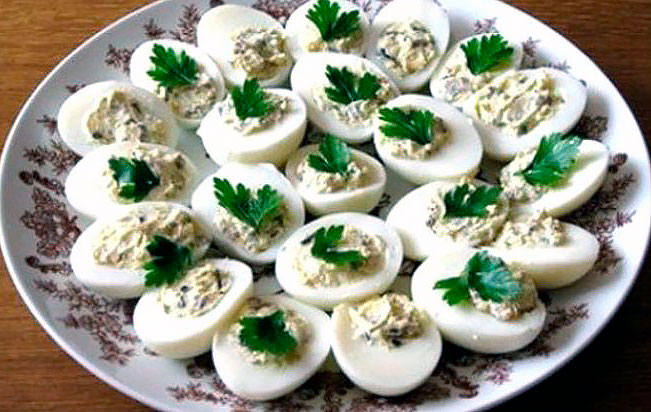 Яйцо, фаршированное шпиком