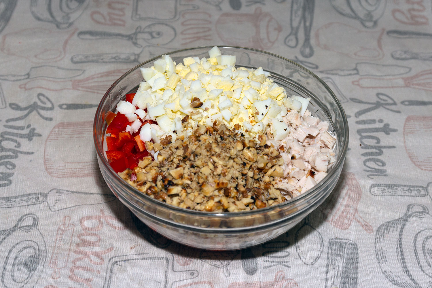 Все ингредиенты для салата по рецепту Соединить все ингредиенты для рецепта