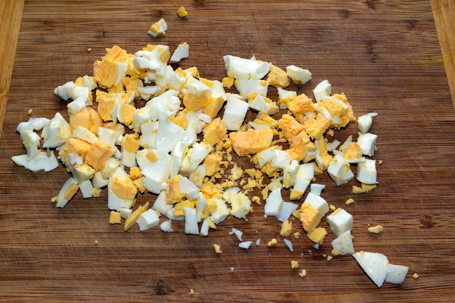 Режем яйца для салата