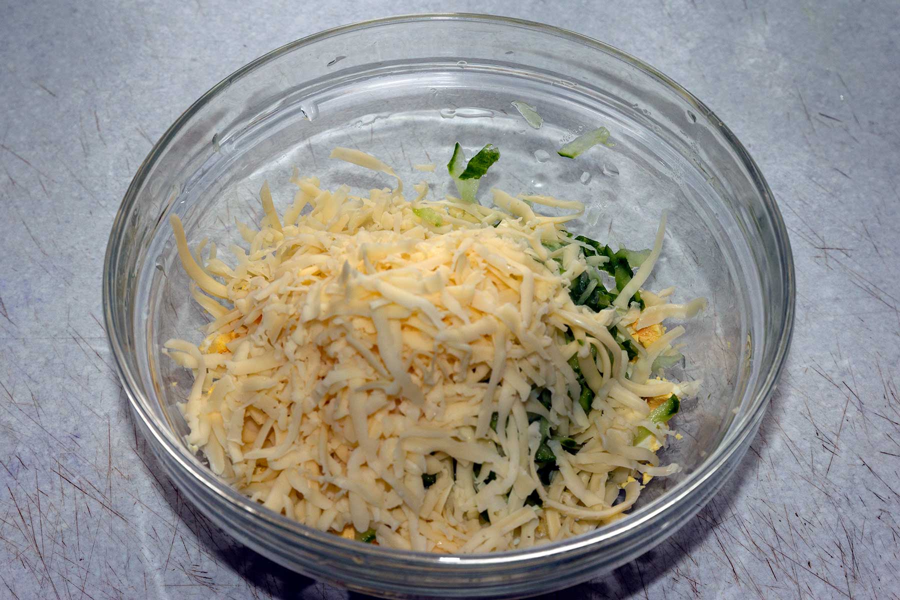 Добавляем огурцы и сыр