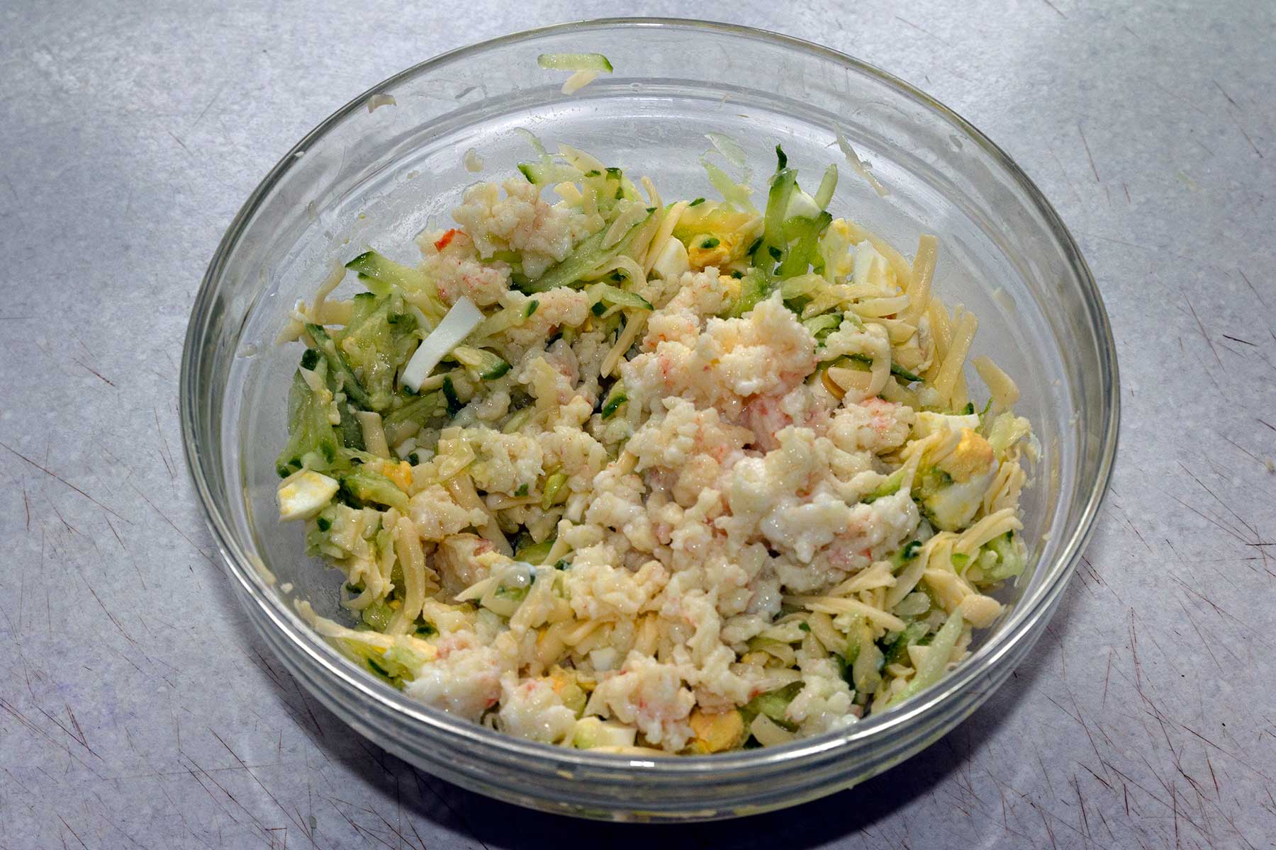 Добавляем мясо криля в салат