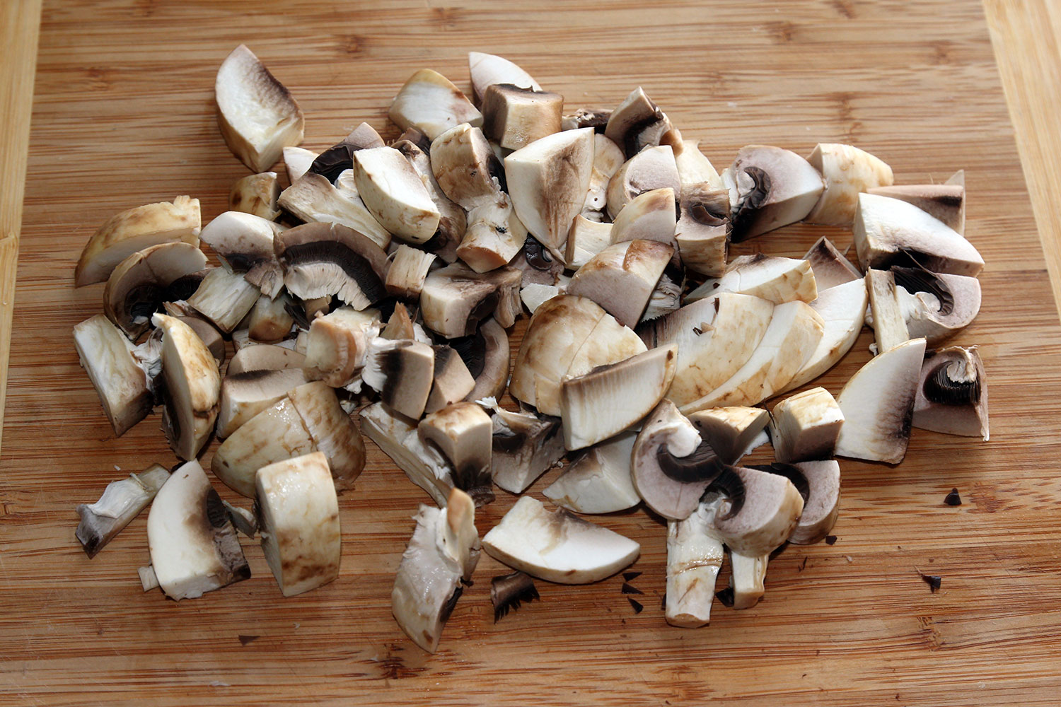 Порезаные грибы для яичницы с кабачками и шампиньонами