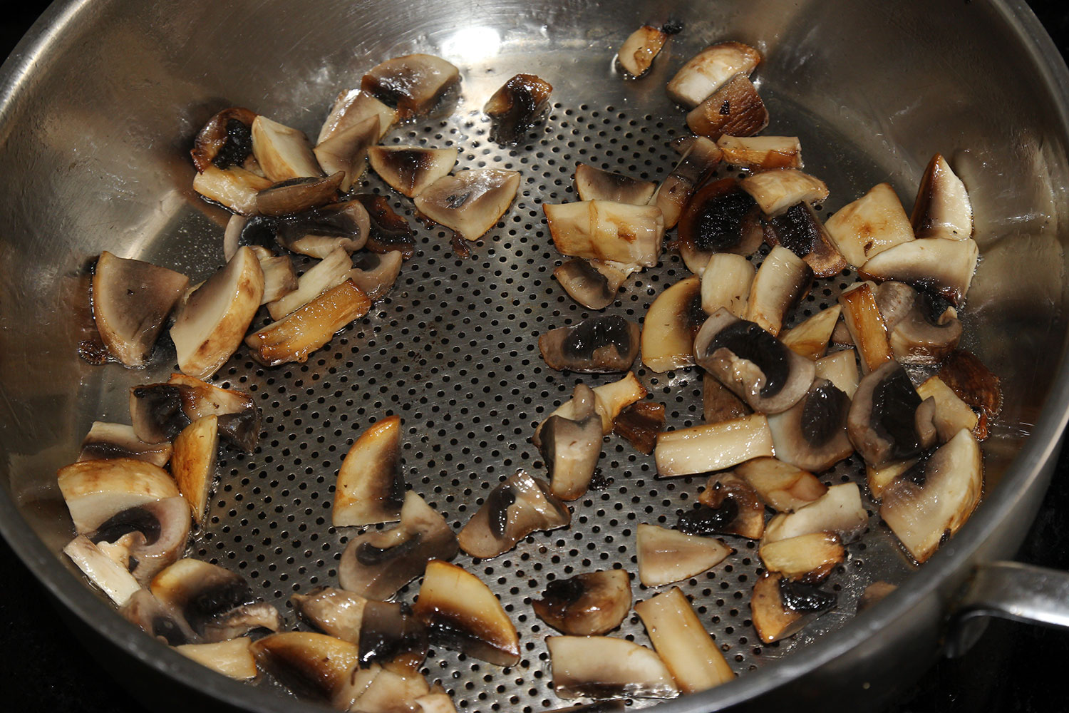 Обжариваем грибы