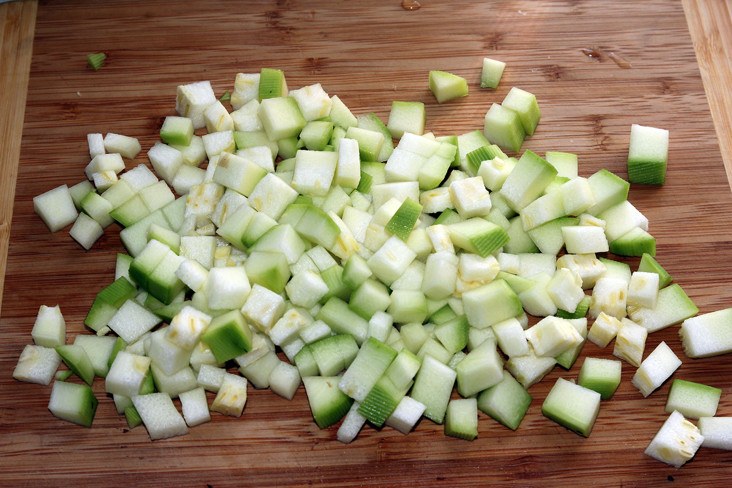 Нарезаем кабачки