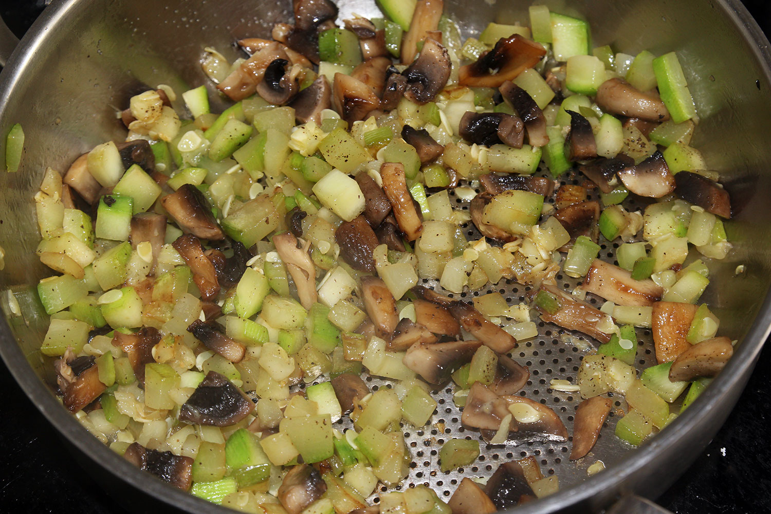 Обжариваем кабачки с горибами