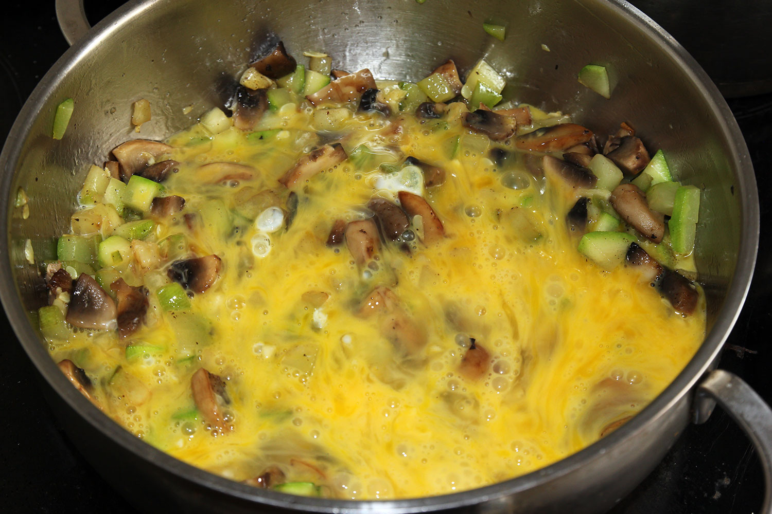 Добавляем яйца в сковороду