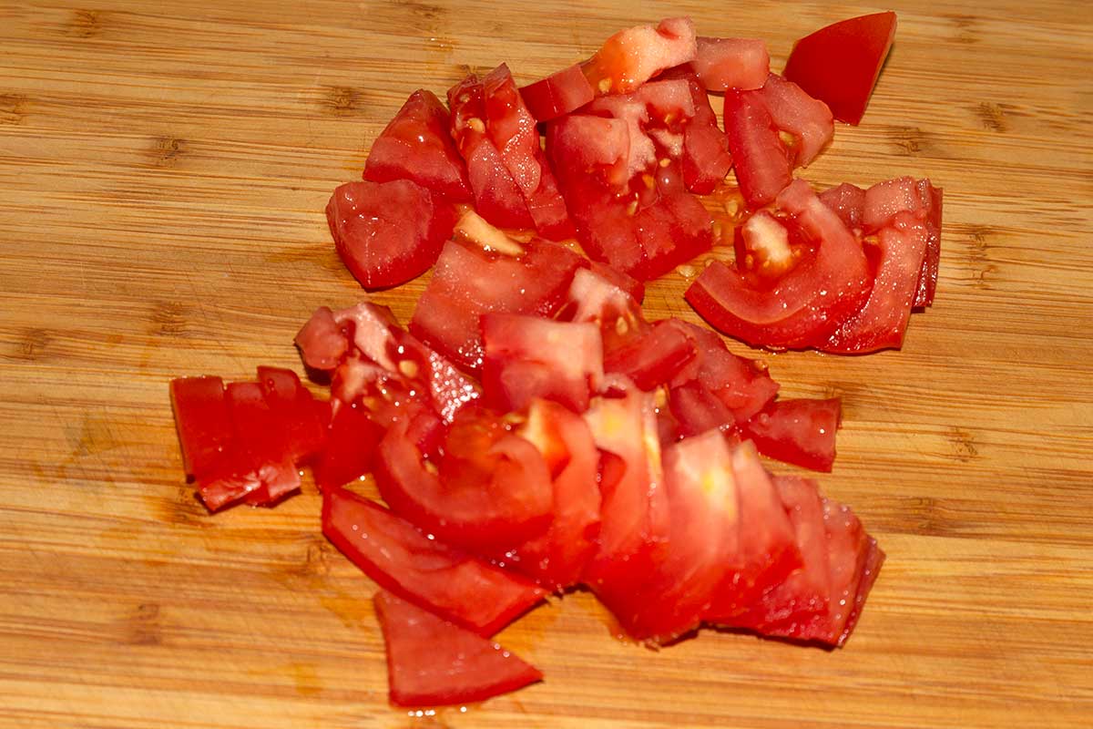 Режем помидоры для салата