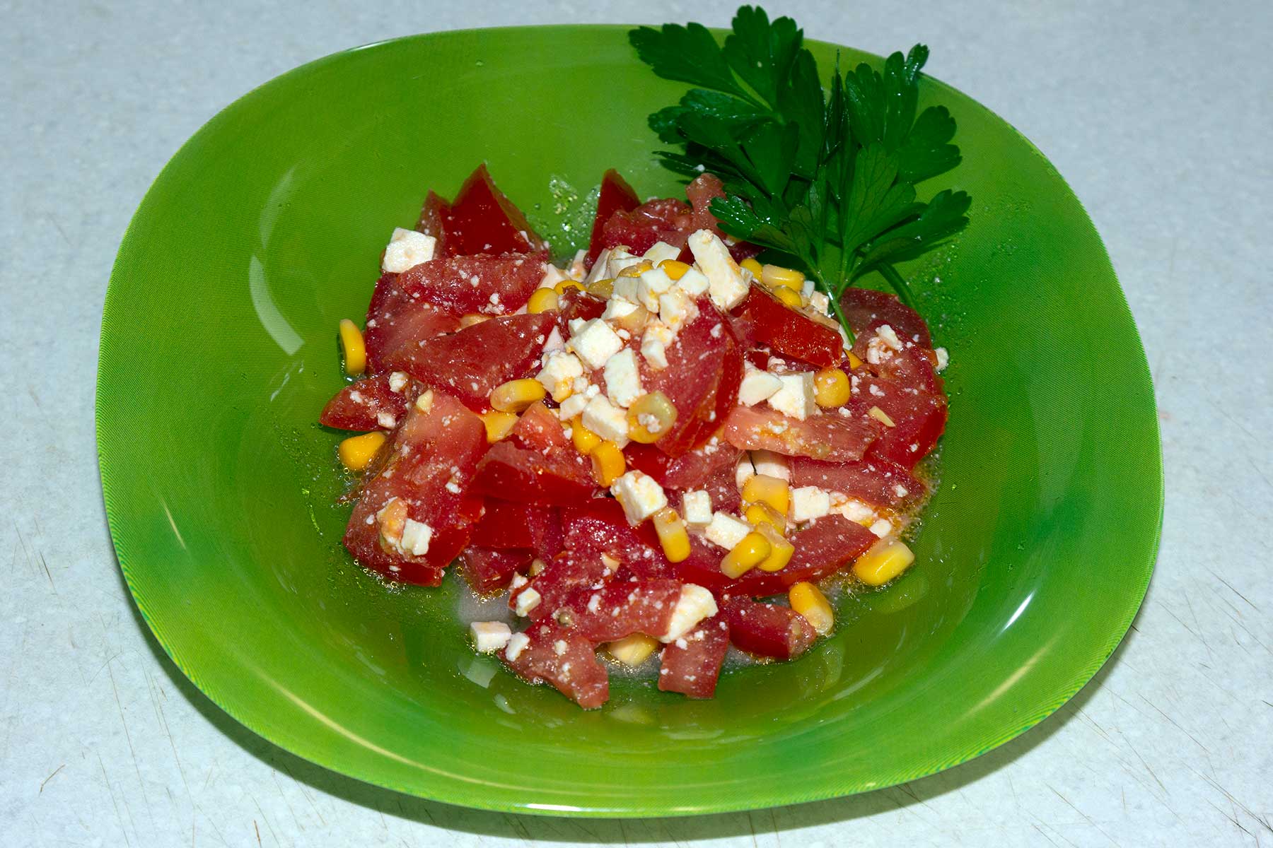 Салат с помидорами и адыгейским сыром