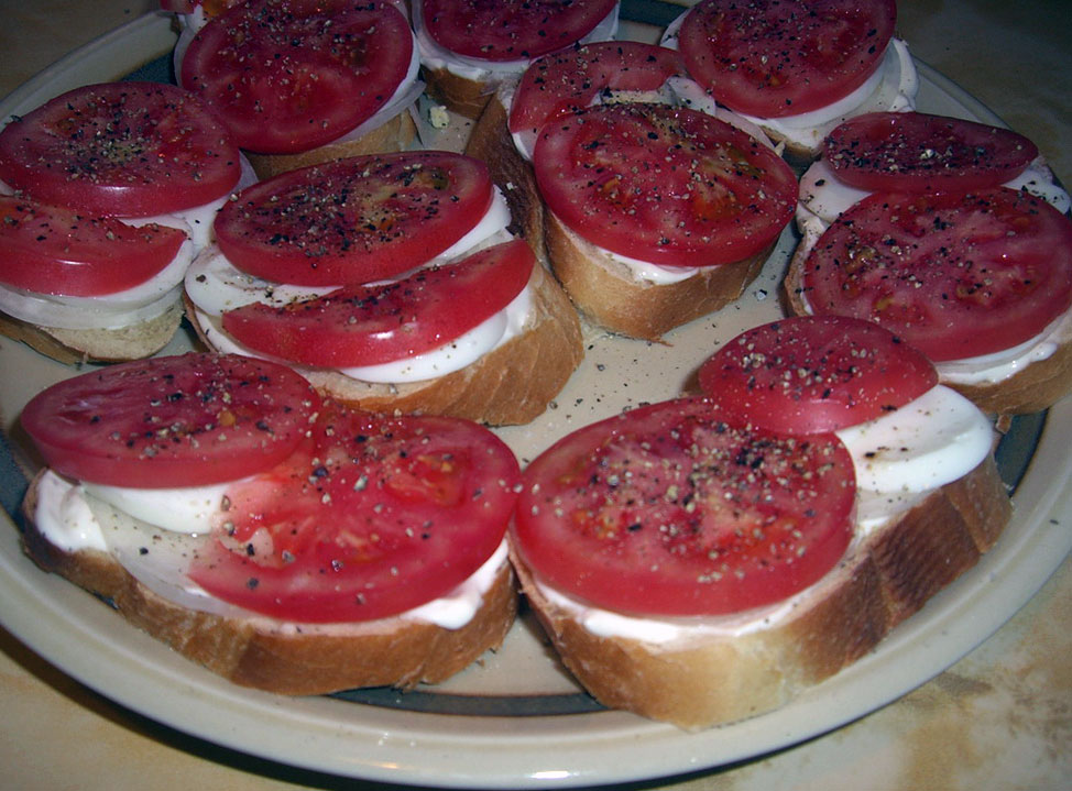 Бутерброды с луком и помидором