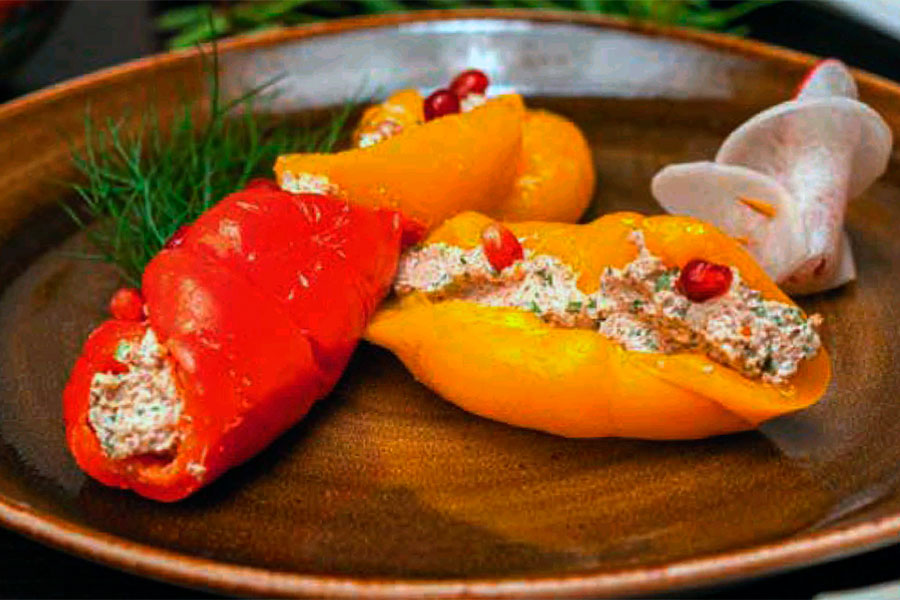 Перец с орехами и гранатом