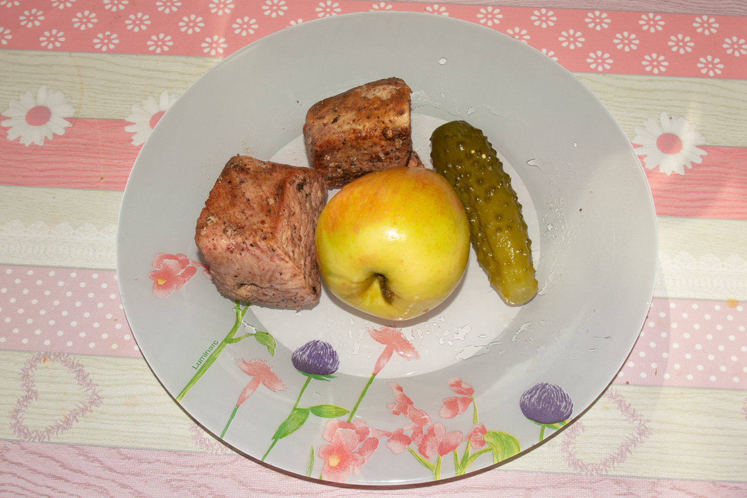 ингредиенты для рецепта Салат из свинины и телятины с солеными огурцами продукты для рецепта Салат из свинины и телятины с солеными огурцами