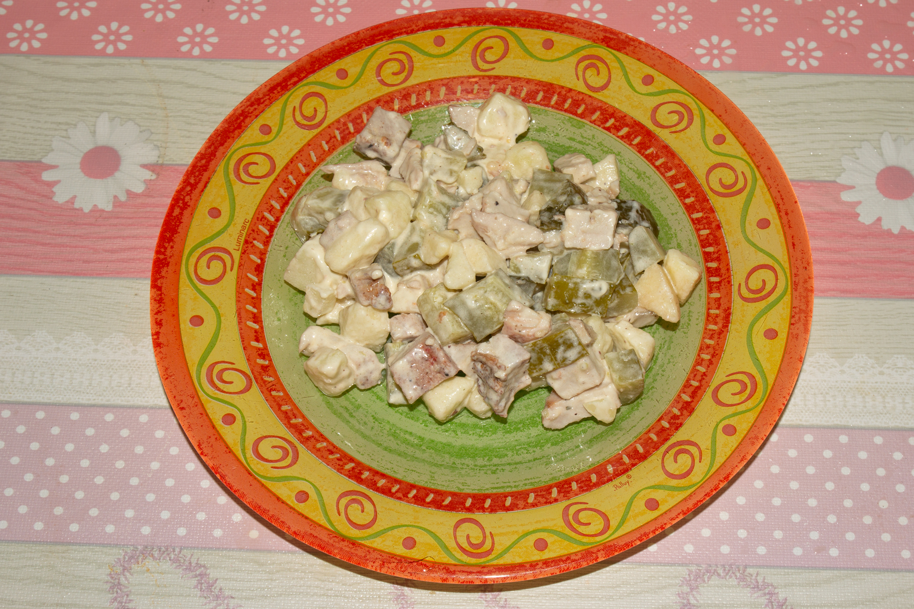 Фото к рецепту Салат из свинины и телятины с солеными огурцами Салат из свинины и телятины с солеными огурцами