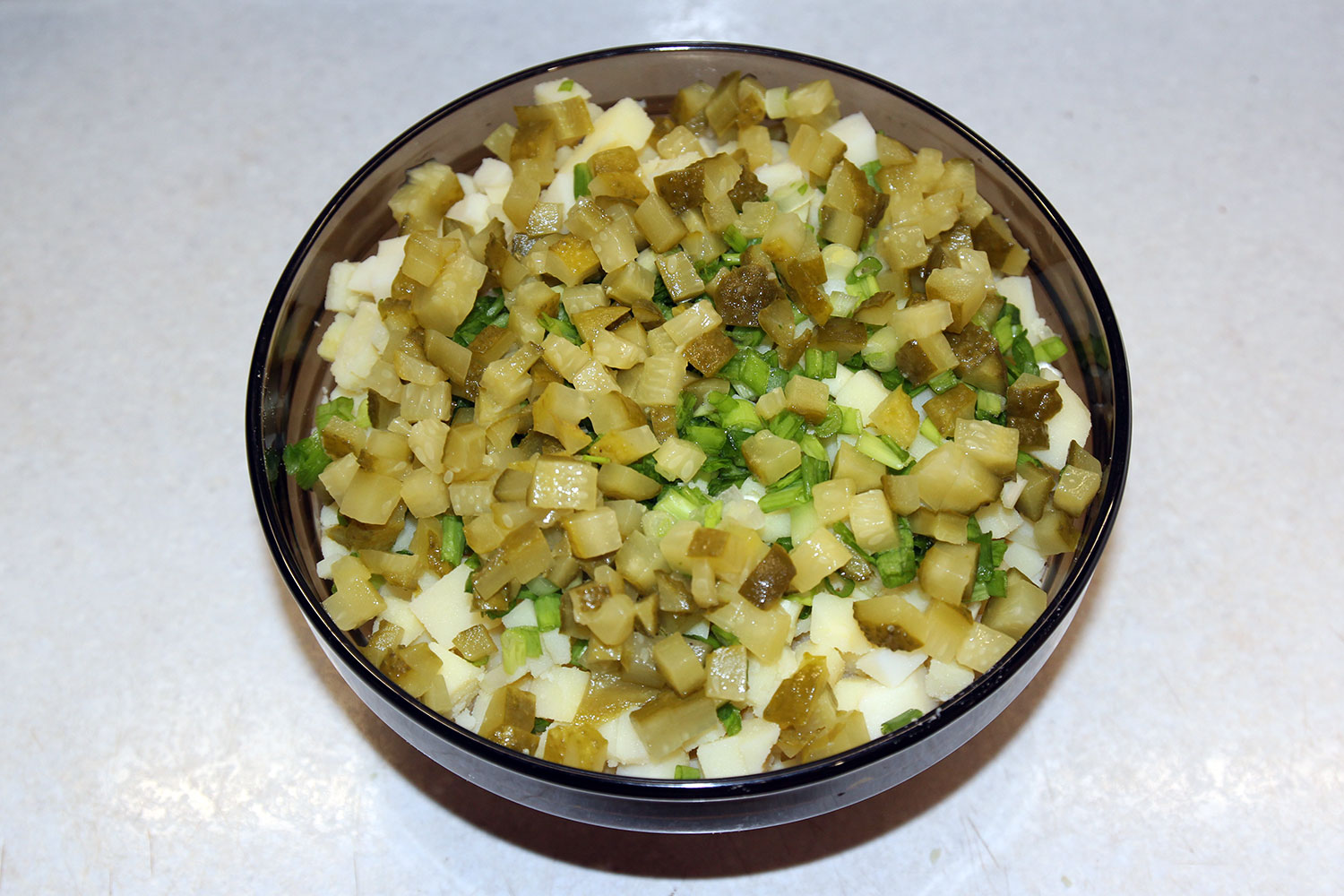 режем и смешиваем ингредиенты для грибного салата с картофелем