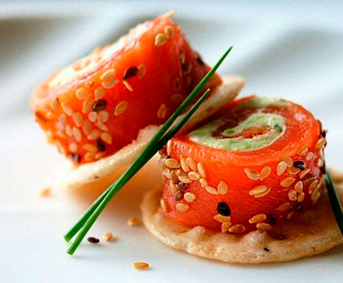 Роллы с авокадо и лососем на закуску