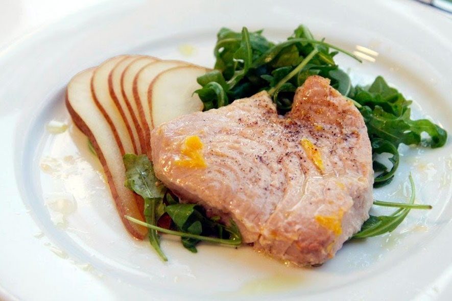 Фото к рецепту Тунец с пьяной грушей Тунец с пьяной грушей