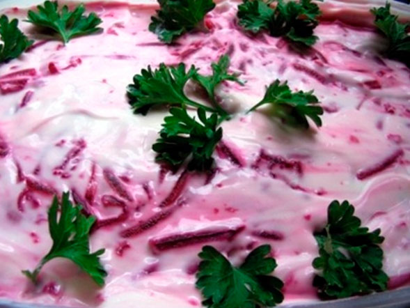 Фото к рецепту Салат из свеклы с кисло-сладкой заправкой Салат из свеклы с кисло-сладкой заправкой