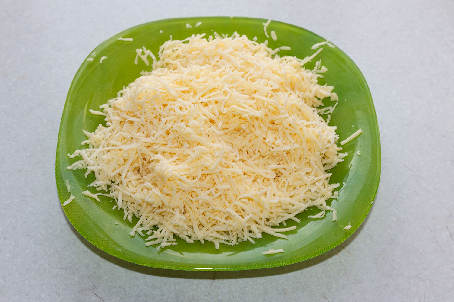 Натираем сыр на крупной терке для салата Мишутка