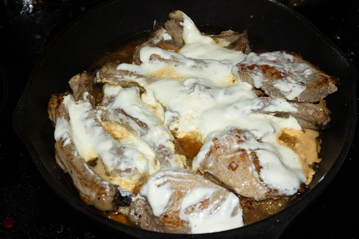 Выливаем сметану в рёбра