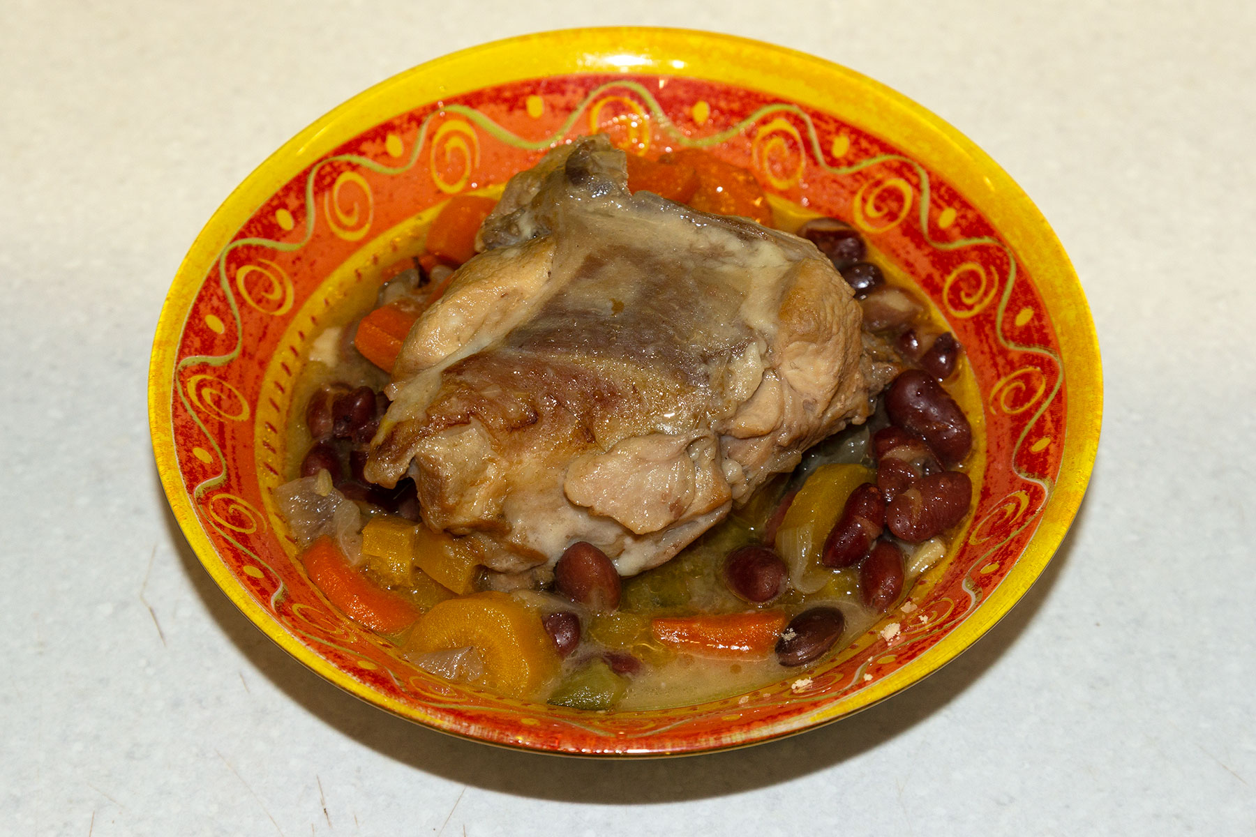 Кролик, тушеный в сливочном соусе с фасолью