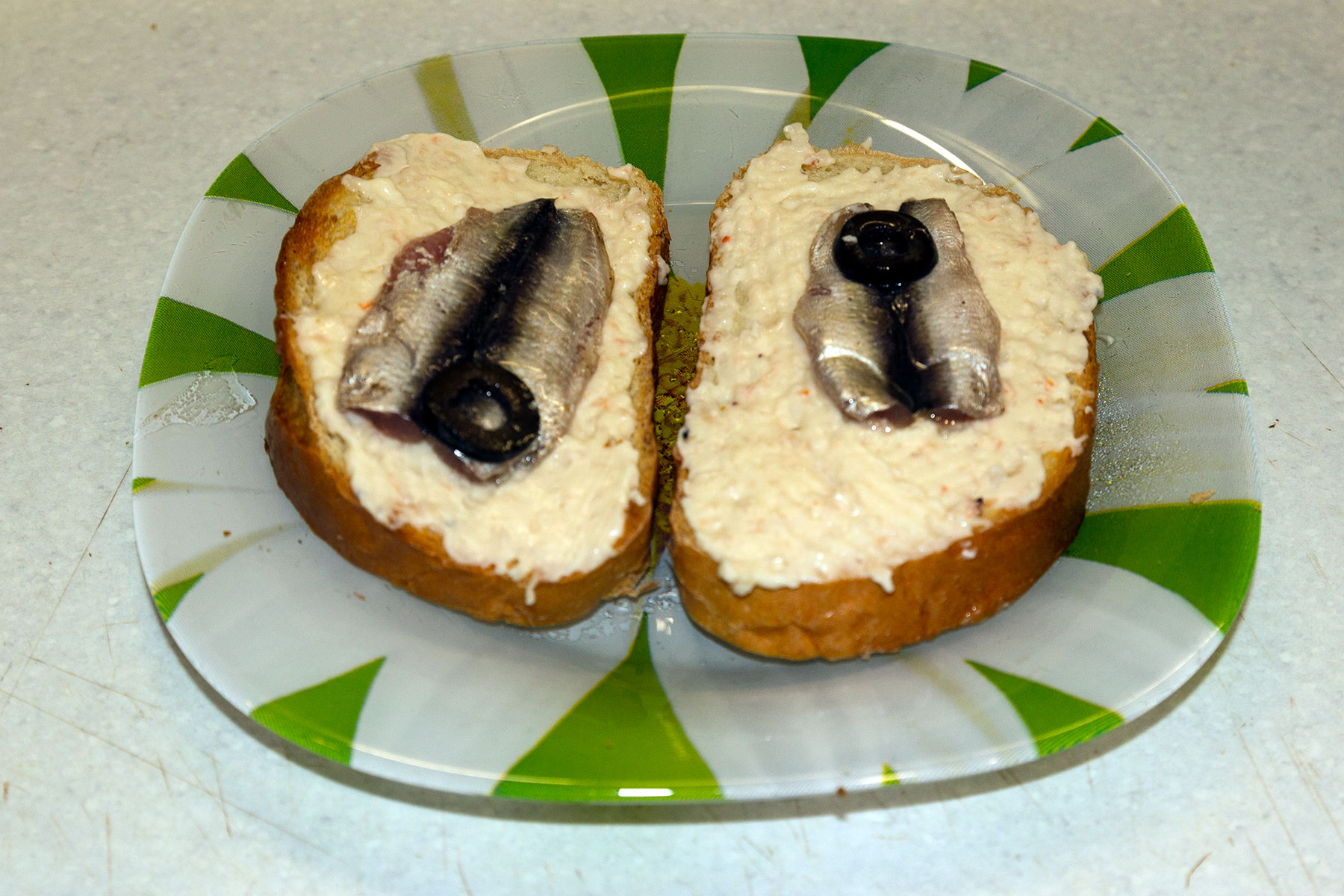 Бутерброды с анчоусами